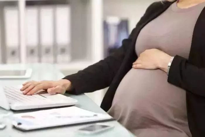 怀孕的女职工拒绝出差、加班算违纪吗？