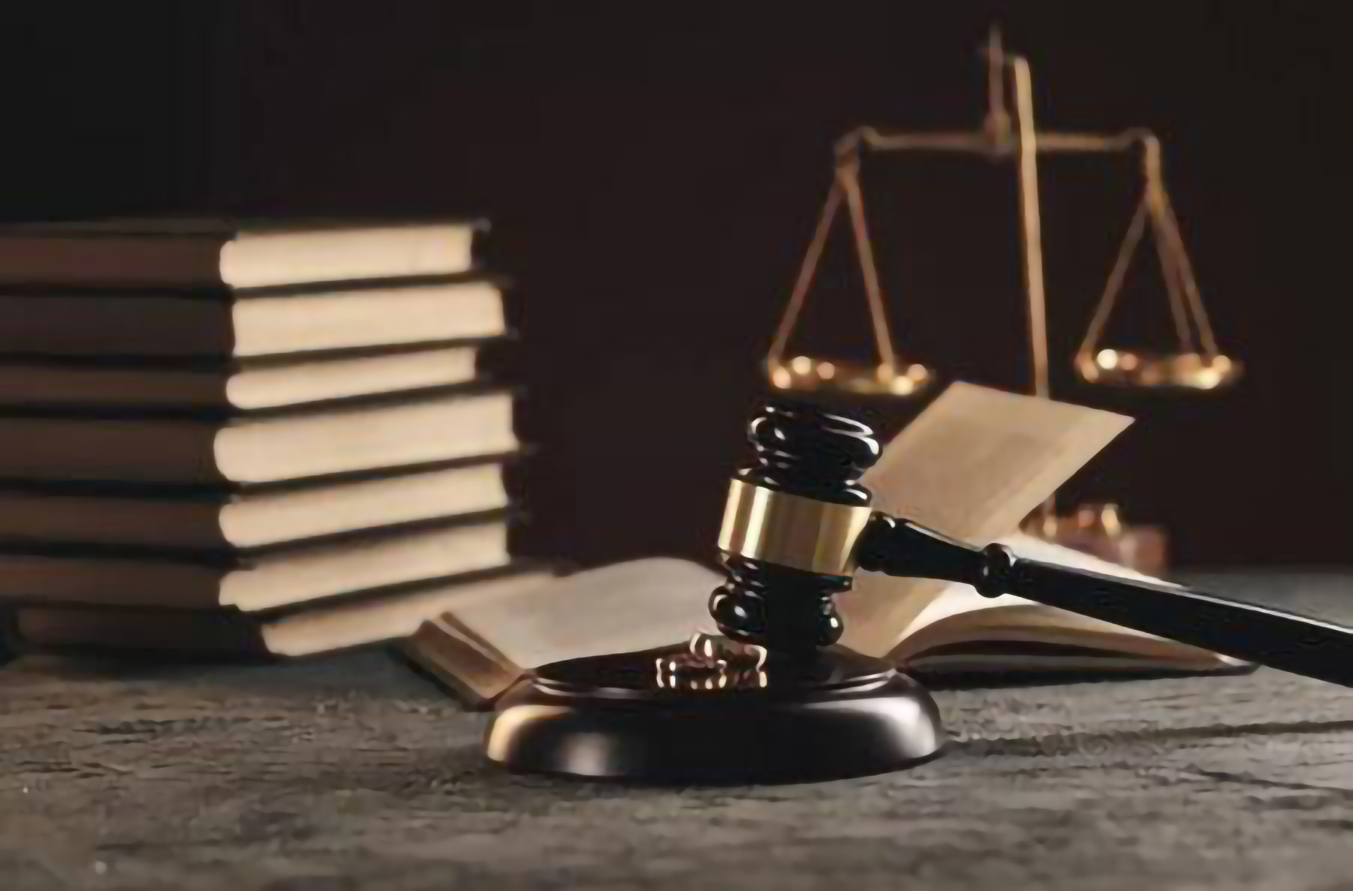 公司以员工表现不好拒绝续签合同，被判赔偿16万