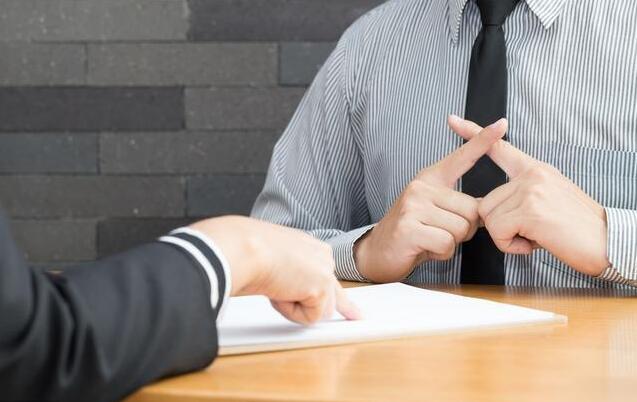 员工故意不签合同，要求企业赔偿二倍工资，算欺诈吗？